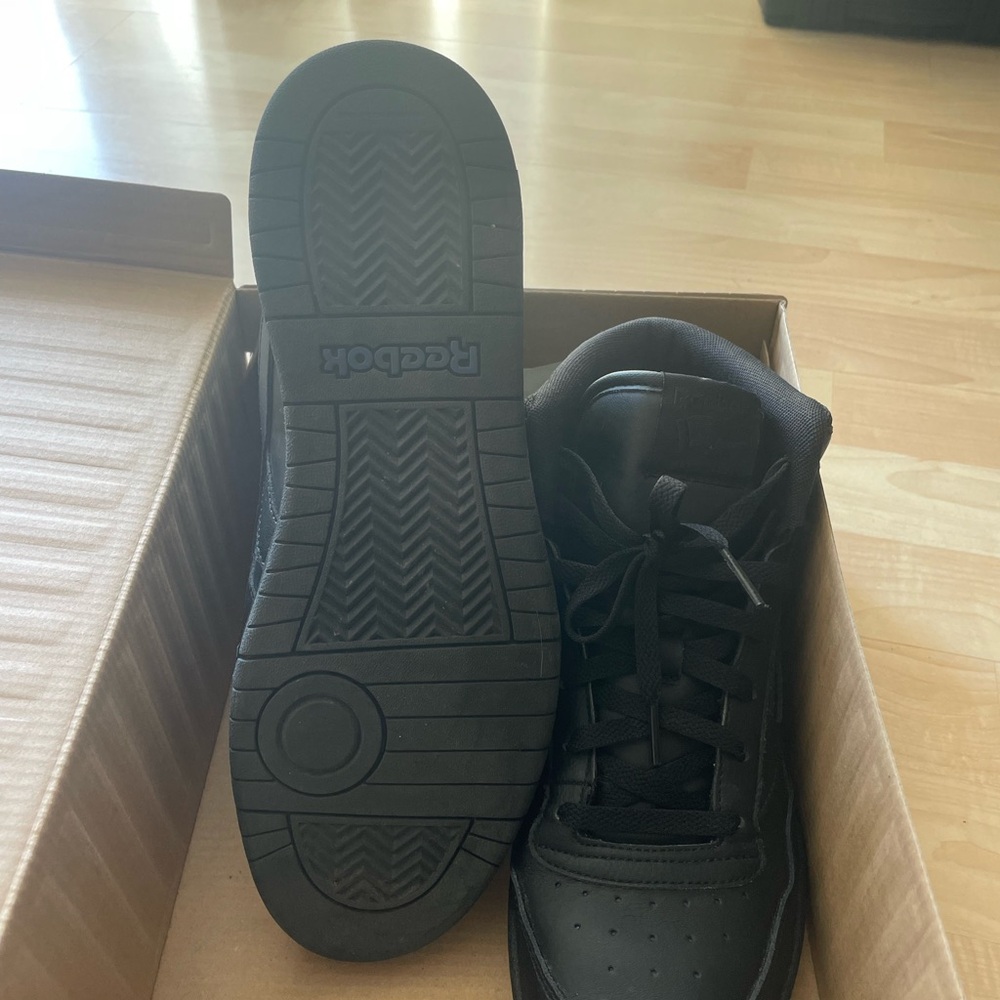 Black Classic Reeboks - Picture 3 of 6